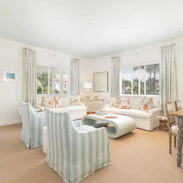 SUNLIT ISLAND CONDO STEPS FROM BEACH BLISS