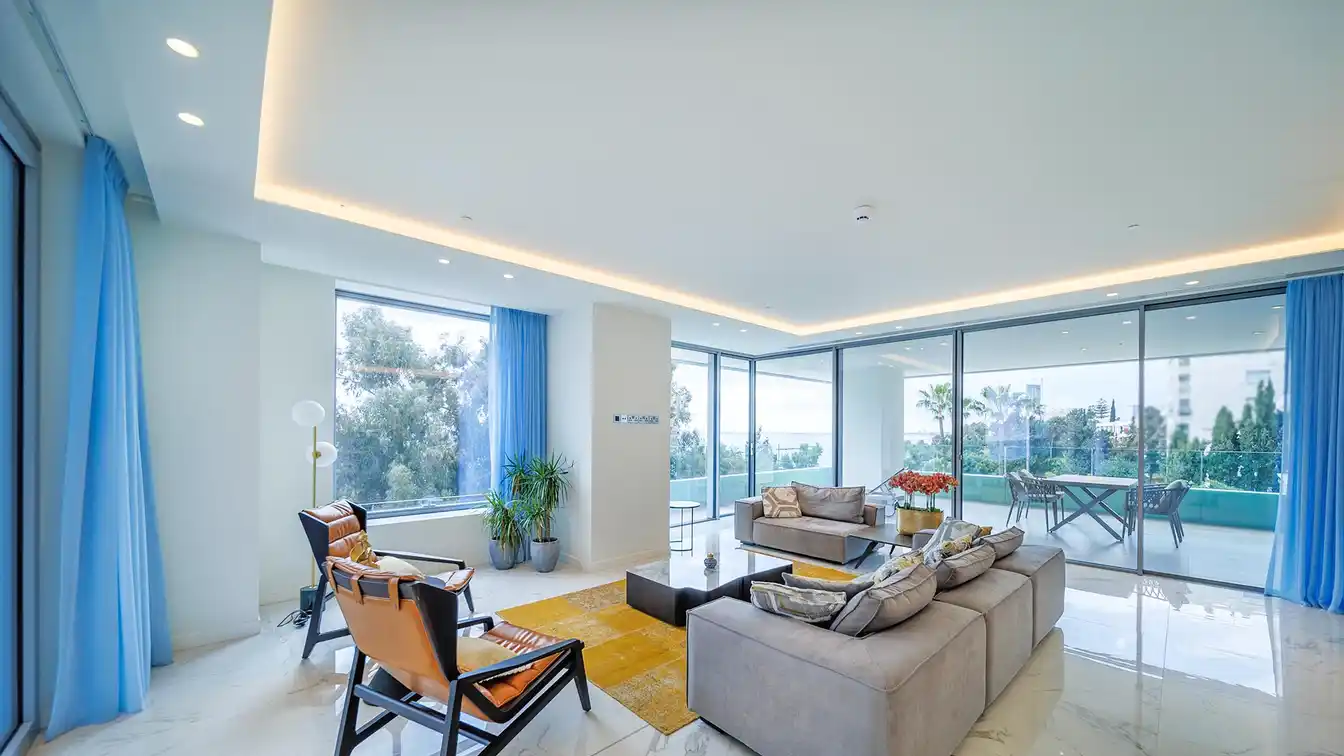 Full-floor Sea-view Apartment