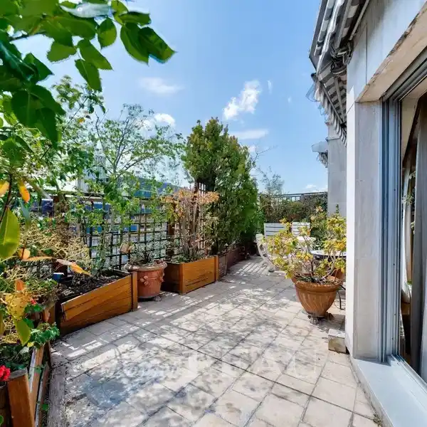 TOP-FLOOR APARTMENT WITH A LARGE TERRACE