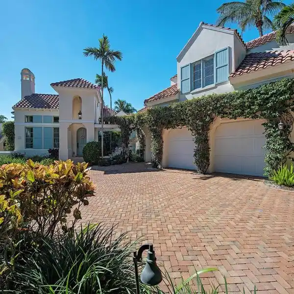 EXCLUSIVE RESIDENCE IN PRIVATE LITTLE HARBOUR