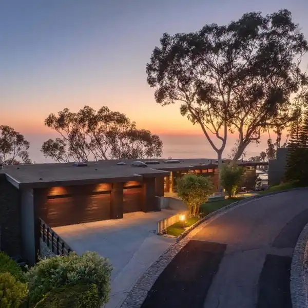 EXEMPLARY MID-CENTURY MODERN IN AN ICONIC SETTING