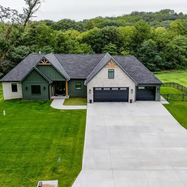 IMMACULATE LUXURY ESTATE ON 3.28 ACRES