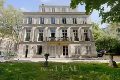 Charming South-facing Apartment by Versailles Château