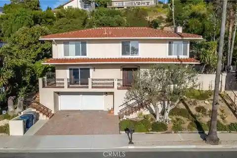 Elegant Coastal Retreat with Captivating Ocean Views