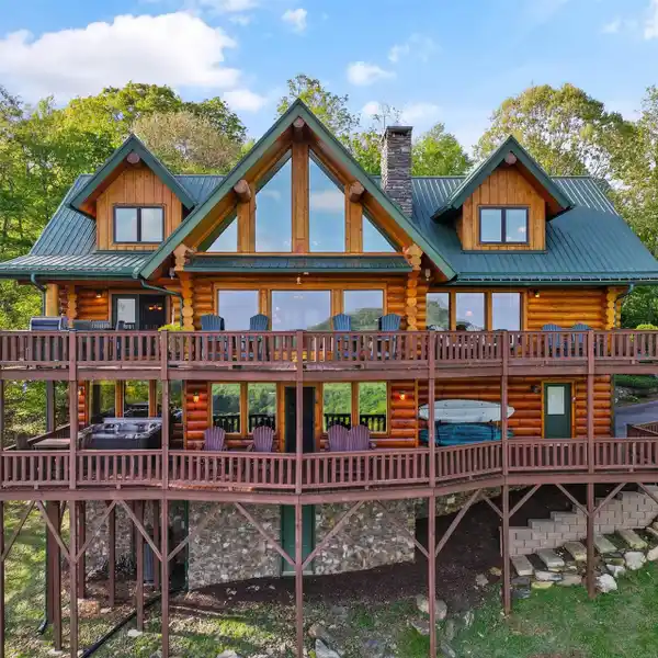 STUNNING FULL CANADIAN LOG HOME