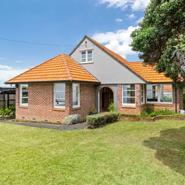 CHARMING ENGLISH-STYLE 1950S HOME