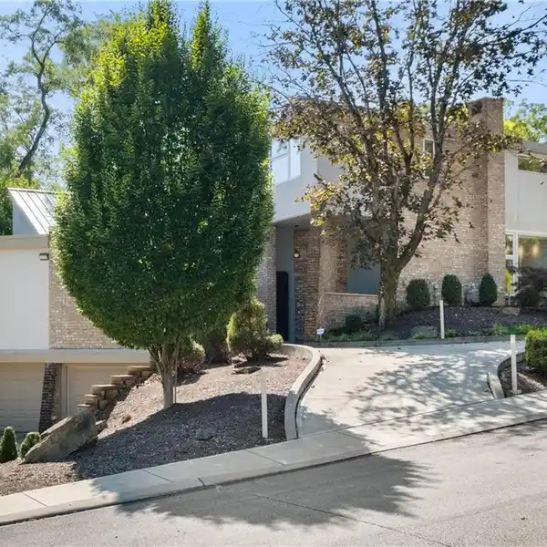 PERFECT BLEND OF MODERN LUXURY AND URBAN CONVENIENCE