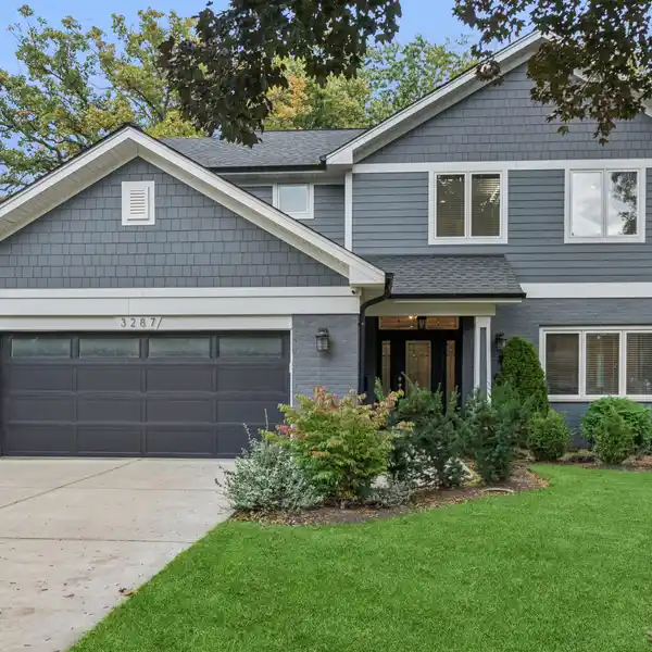 WALK TO PARKS, TRAIN, AND LAKEFRONT TRAILS