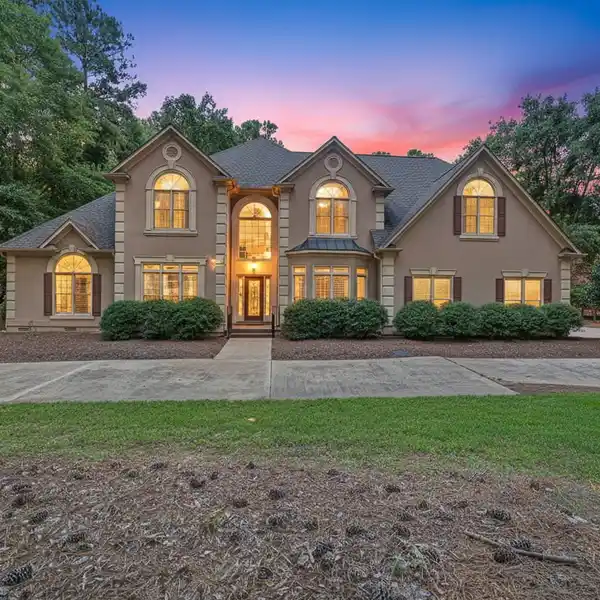 CLASSIC COMFORT MEETS COUNTRY CLUB LIVING