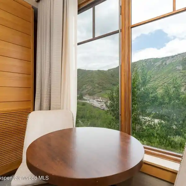 GORGEOUS AND MODERN NEW CONDO