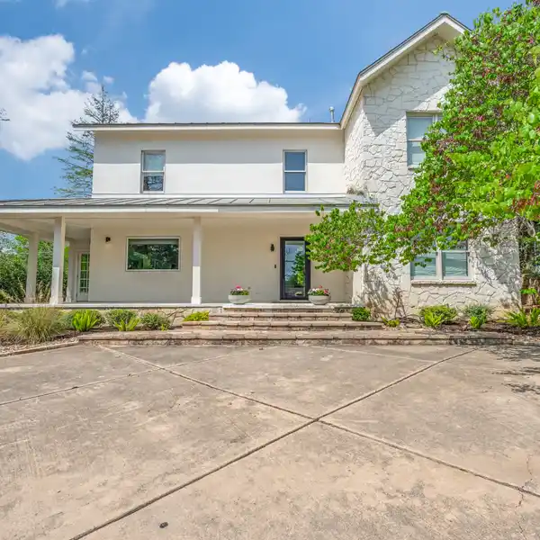 MODERN ELEGANCE AND COMFORTABLE LIVING