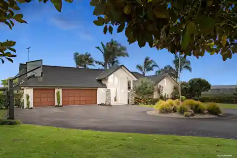 Large and Luxurious Family Living in Karaka