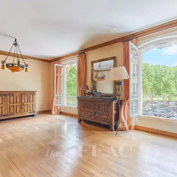 ELEGANT SOUTH-FACING HOME