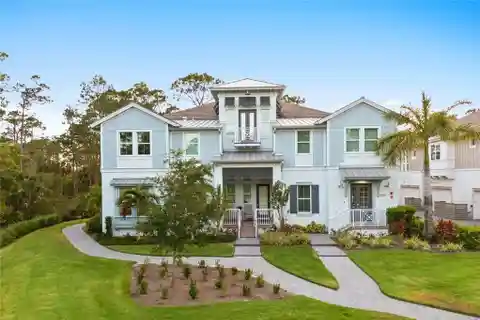 Wonderful End-Unit First Floor Coach Home