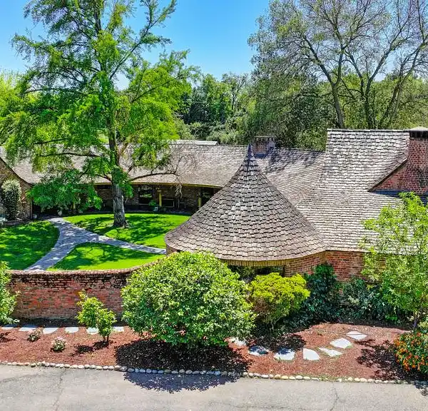 UNIQUE RIVERFRONT TREASURE