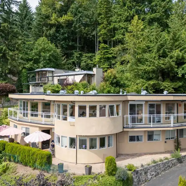 DISTINCTIVE DESIGN MEETS POTENTIAL IN CHELSEA PARK