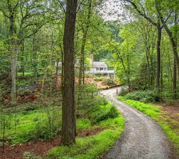 DISTINCTIVE FIVE-ACRE RETREAT