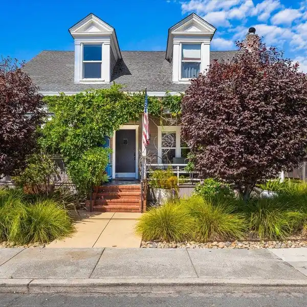 CHARMING DOWNTOWN HOME WITH BACKYARD RETREAT