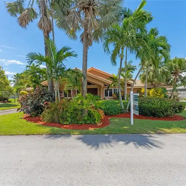 BEAUTIFUL SINGLE FAMILY HOME NEAR THE FALLS