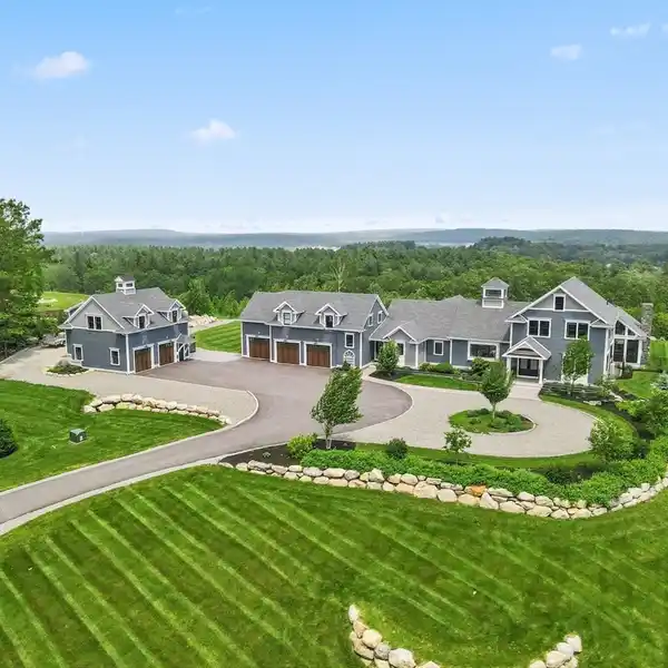 ELEGANT EQUESTRIAN-READY ESTATE WITH BREATHTAKING VISTAS