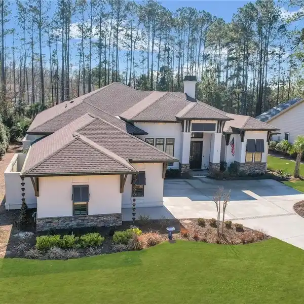EXTRAORDINARY CUSTOM HOME IN HAMPTON LAKE