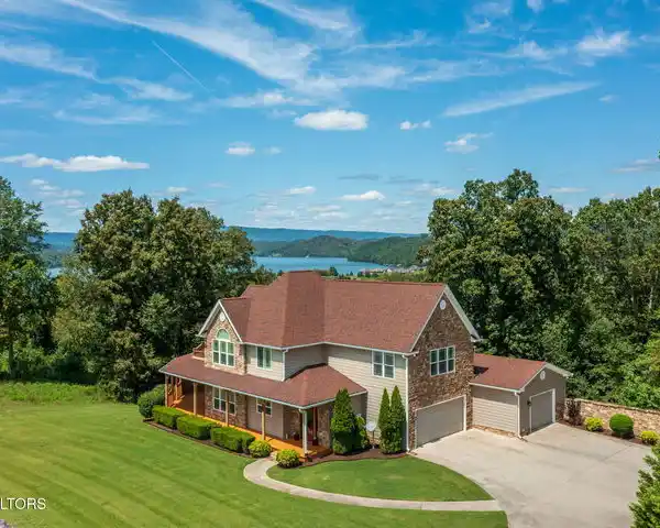 LUXURY HOME PERFECT FOR FAMILY ENTERTAINING