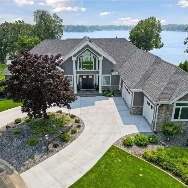 AMAZING LAKE MINNETONKA HOME
