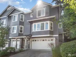 Sun-Soaked End-Unit in Desirable Lakemont
