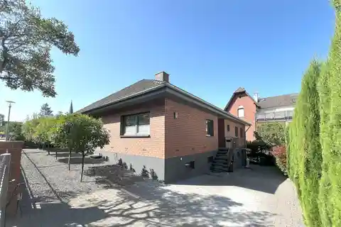 Modern and Updated Bungalow Close to Downtown Bensheim!