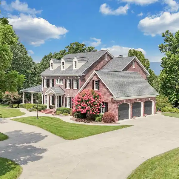 EXTRAORDINARY 28-PLUS-ACRE ESTATE