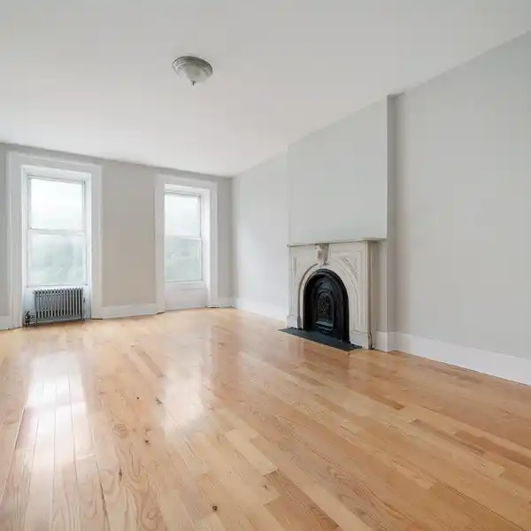 SECOND FLOOR CHARMING RESIDENCE IN BEAUTIFUL BROWNSTONE