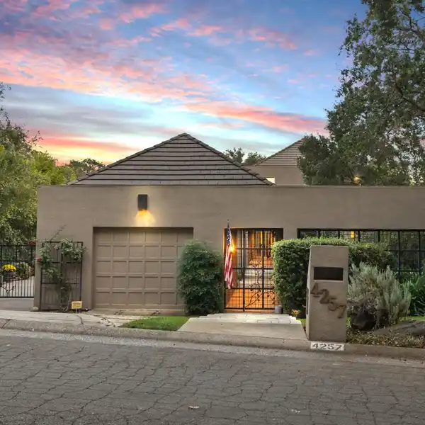 BREATHTAKING ESTATE OVERLOOKING SAILOR BAR