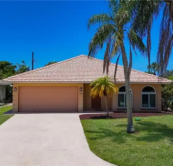 AN EXCEPTIONAL OASIS IN THE HIGHLY SOUGHT-AFTER 500 BLOCK