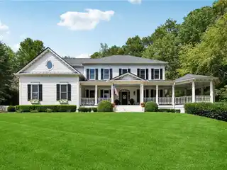 Southern Charm with a Swim up Bar on Lake Lanier