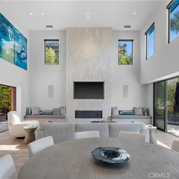 EXCEPTIONAL RESIDENCE ON A SPRAWLING WATERFRONT LOT
