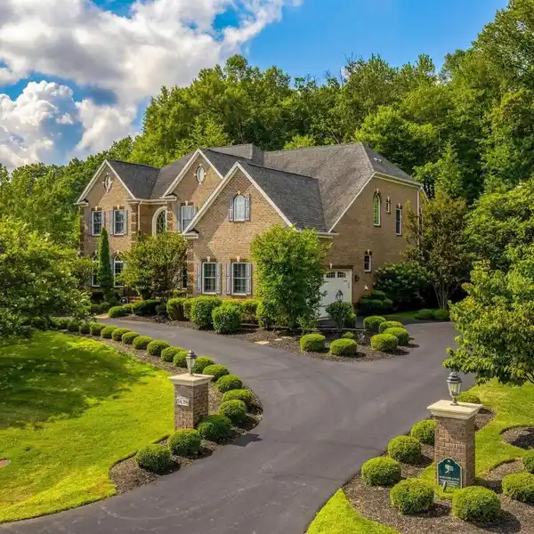 STUNNING CUSTOM ESTATE HOME IN VIENNA