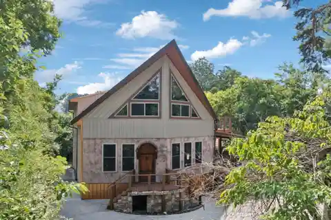 Eclectic Haven in a Tranquil Cul-De-Sac