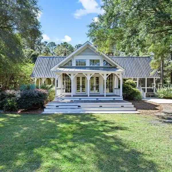 ULTIMATE EQUESTRIAN ESTATE: MAIN RESIDENCE, GUEST COTTAGE & THREE-STALL BARN