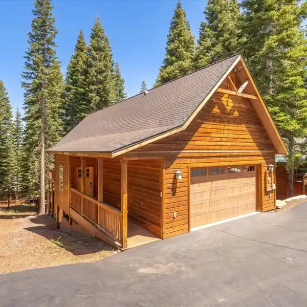 LUXURY MOUNTAIN RETREAT WITH FOREST VIEWS