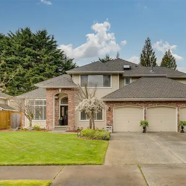 IMPECCABLY MAINTAINED HOME IN THE PARKS
