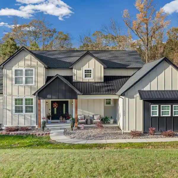 LUXURY ESTATE BLENDING MODERN DESIGN AND TIMELESS COMFORT