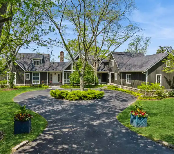 PRIVACY AND ELEGANCE ON A PREMIER STREET