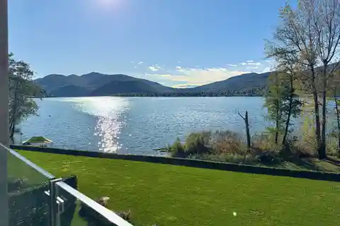 Serene Lakeside Escape with Panoramic Vistas