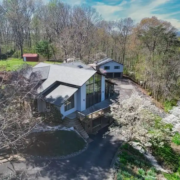 CONTEMPORARY RETREAT IN GREENE MOUNTAIN LAKE