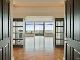 Exceptional Residence in Penterra Plaza