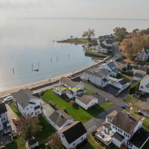 UNIQUE OPPORTUNITY IN HOTCHKISS GROVE