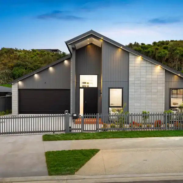 SOPHISTICATED HOME WITH DESIGNER KITCHEN AND SUN-DRENCHED DECK
