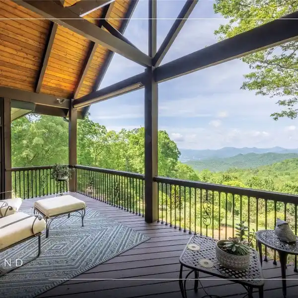 METICULOUSLY DESIGNED MOUNTAIN HOME