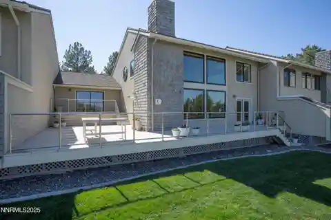 Elegant and Peaceful Residence in Exclusive Lakeridge Shores Chataux