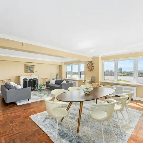 TREMENDOUS TEN FACING THE RIVER